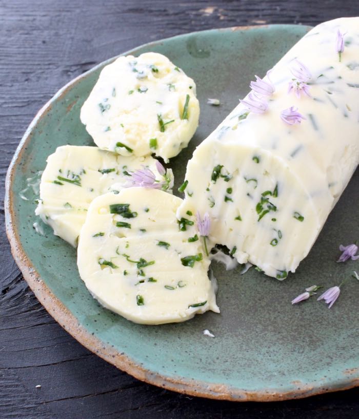 Blue Cheese & Chive Butter / serves 8-10